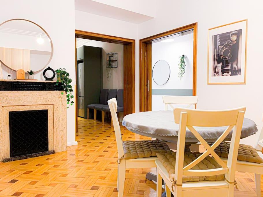 Appartamento Chic Urbana: 140sqm 5-bedroom Downtown Gem *