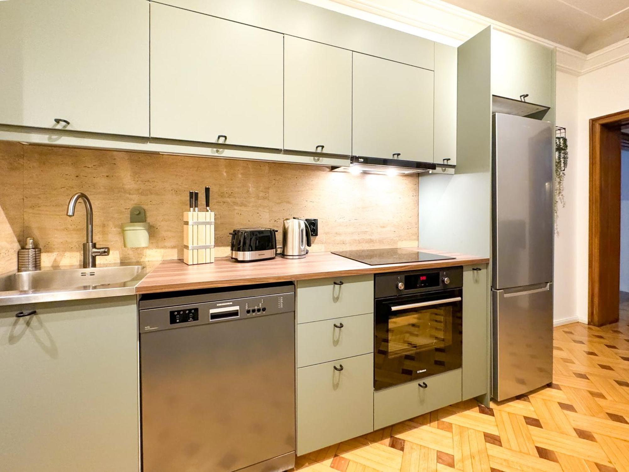 Chic Urbana: 140sqm 5-bedroom Downtown Gem * Bucarest