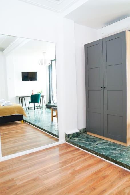 Chic Urbana: 140sqm 5-bedroom Downtown Gem Appartamento Bucarest